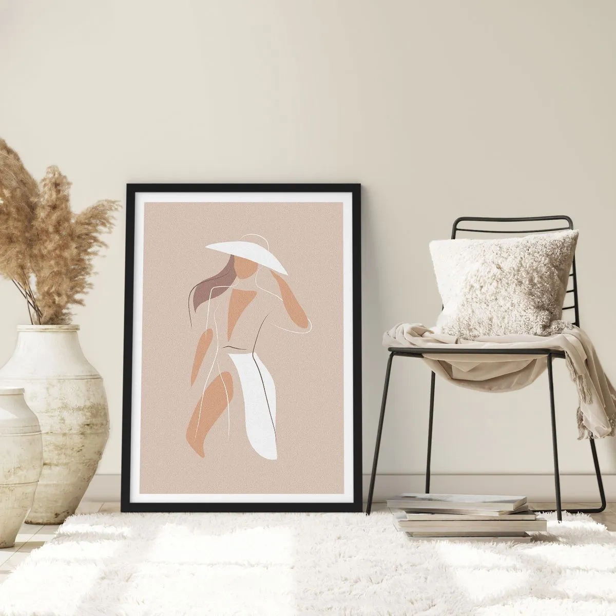Affisch i svart ram - En minimalistisk silhuett av en kvinna i hatt mot en beige bakgrund. - 50x70cm - Mode är lek - Modern väggdekoration för vardagsrum och sovrum ARTTOR