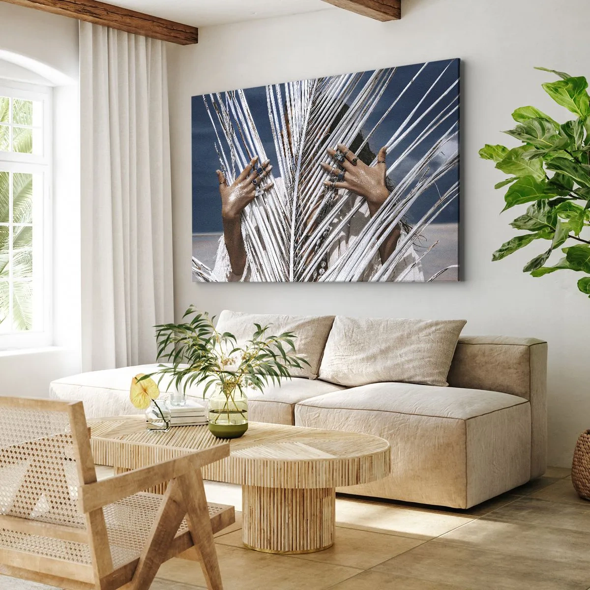 Canvastavla - Bild på duk - En kvinna gömd bakom palmblad med ringar på händerna. - 70x50cm - Schamanens flickvän? - Modern väggdekoration för vardagsrum och sovrum ARTTOR