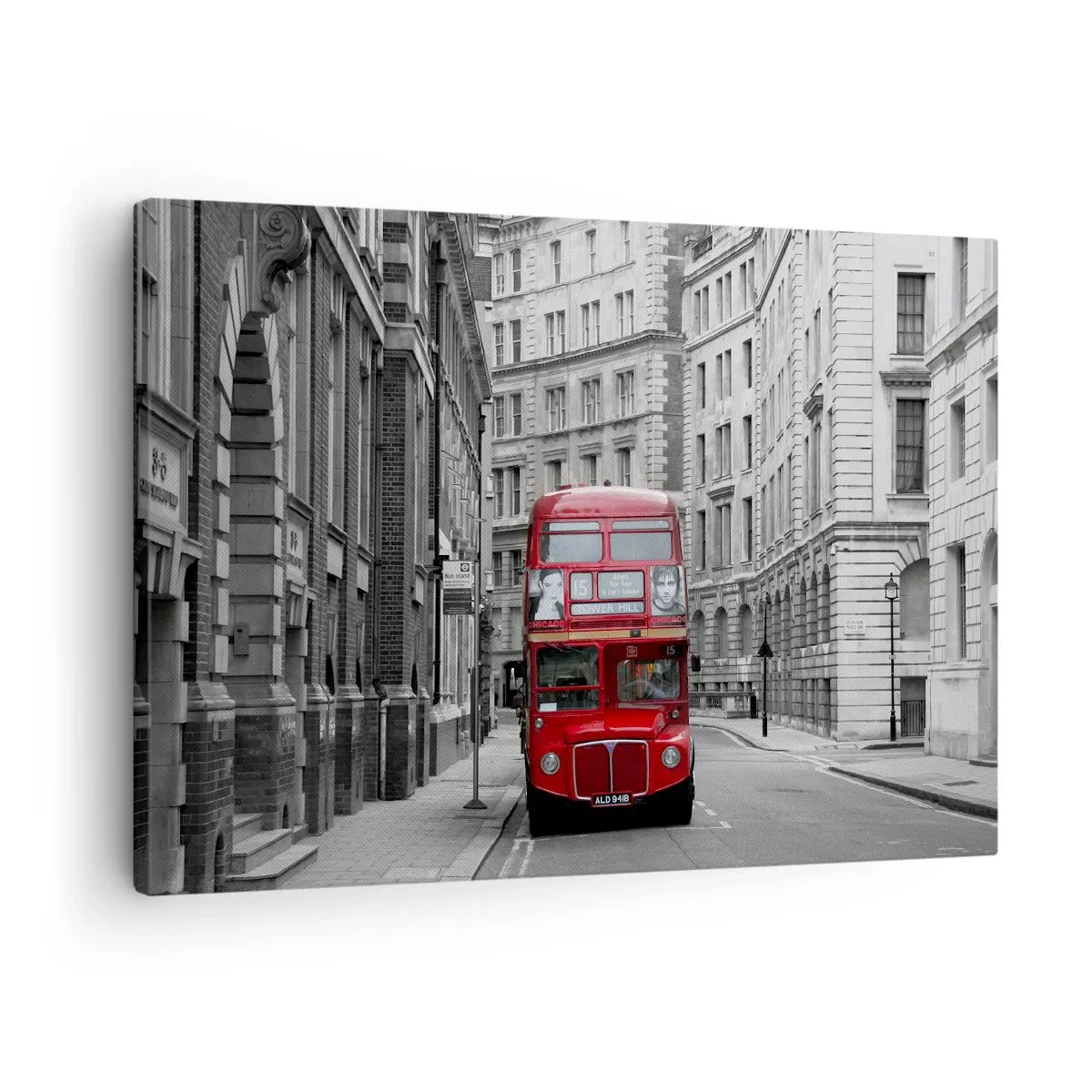 Canvastavla - Bild på duk - En röd buss mot en bakgrund av svartvita stadsbyggnader. - 70x50cm - Vardagen behöver inte vara grå - Modern väggdekoration för vardagsrum och sovrum ARTTOR