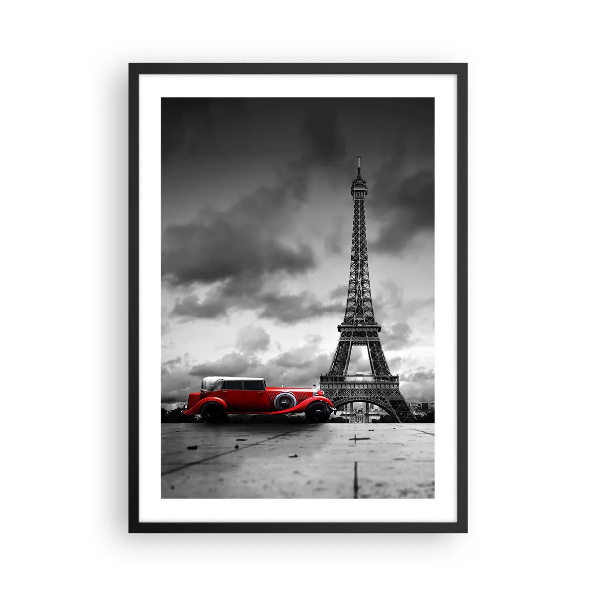Affisch i svart ram - En röd bil framför Eiffeltornet i svartvitt - 50x70cm - Inte så länge sedan i Paris - Modern väggdekoration för vardagsrum och sovrum ARTTOR