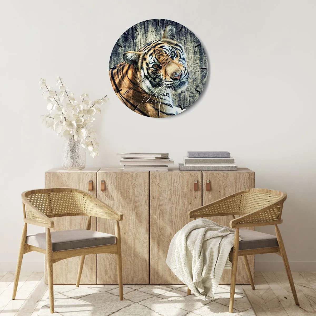 Väggklocka - Klocka på glas - Porträtt av en tiger mot en stenmur - 30x30cm - Porträtt i ljusstrålar - Modern väggdekoration för vardagsrum, kök och sovrum ARTTOR