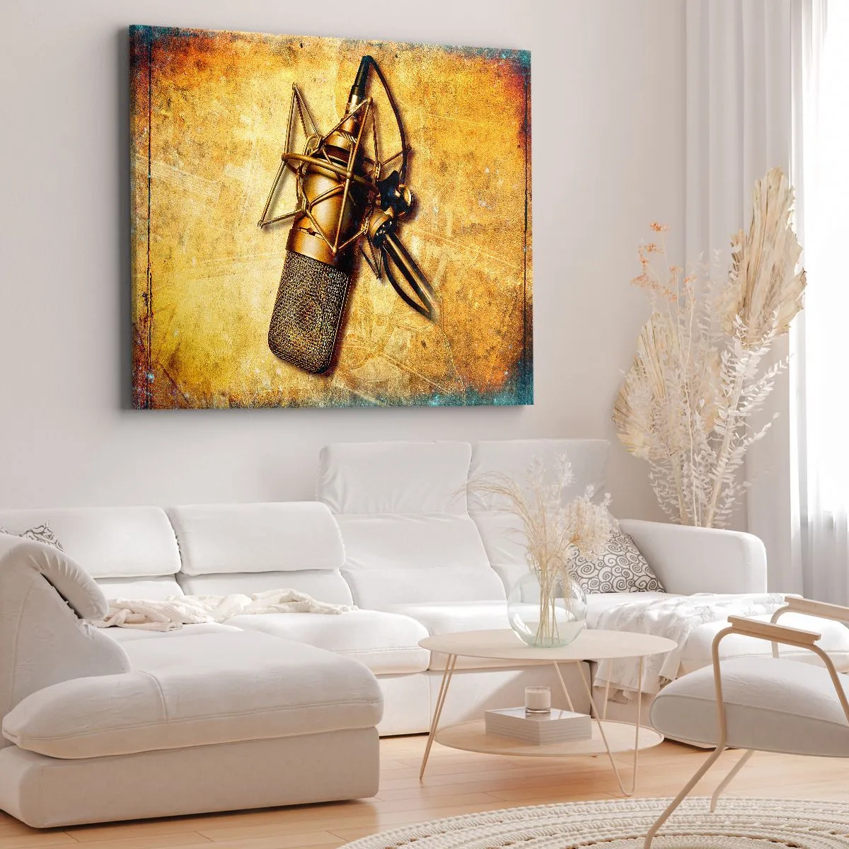 Canvastavla - Bild på duk - En guldfärgad studiomikrofon mot en vintagebakgrund i varma toner. - 70x50cm - Radions gyllene tider - Modern väggdekoration för vardagsrum och sovrum ARTTOR
