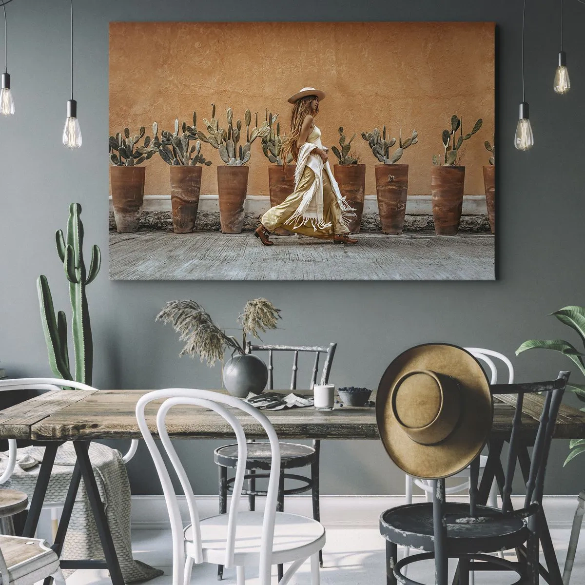 Canvastavla - Bild på duk - En kvinna i bohostil med krukor med kaktusar i bakgrunden. - 70x50cm - I hippiestil - Modern väggdekoration för vardagsrum och sovrum ARTTOR