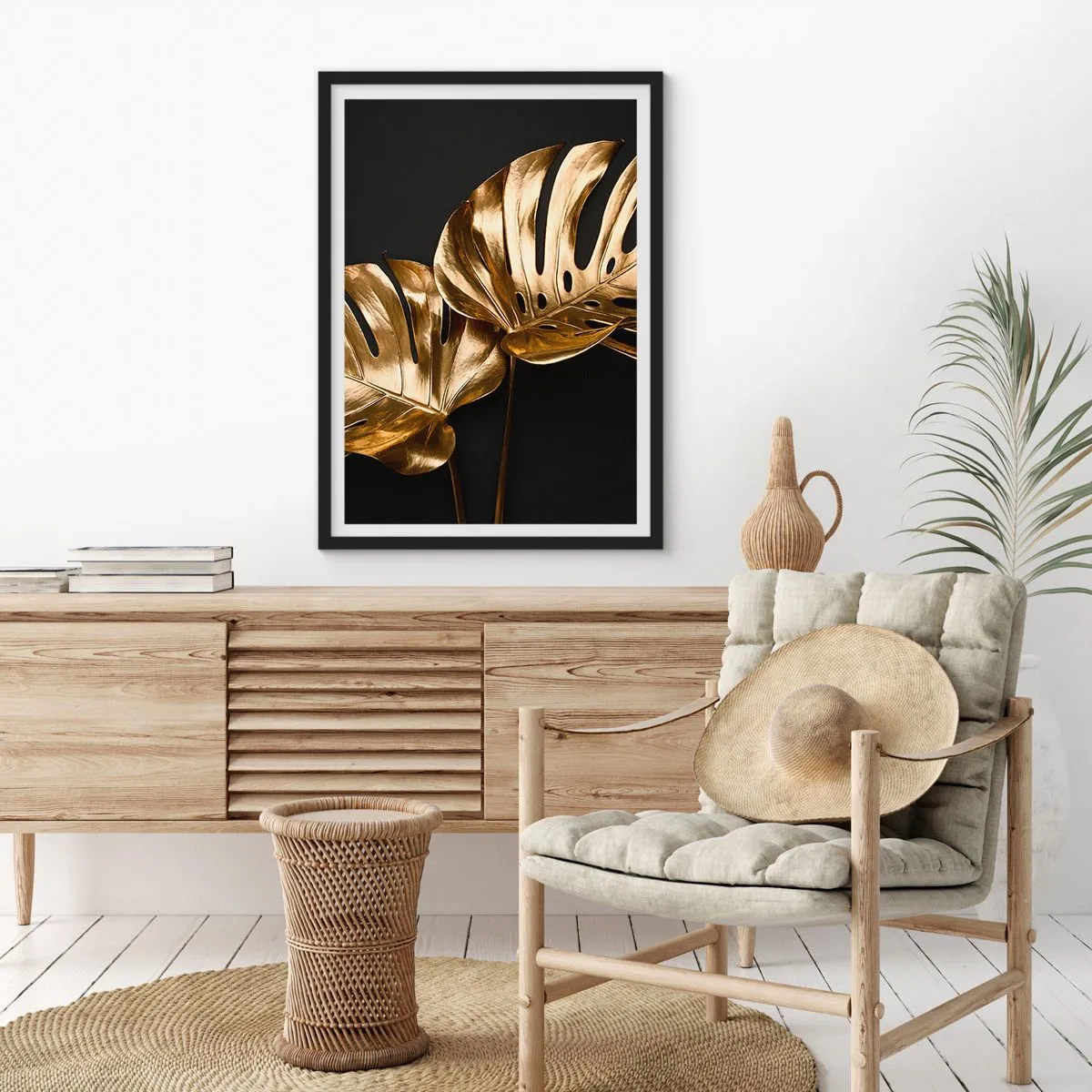 Affisch i svart ram - Gyllene monsterablad på svart bakgrund, en elegant färgkontrast - 50x70cm - Naturens skatter - Modern väggdekoration för vardagsrum och sovrum ARTTOR