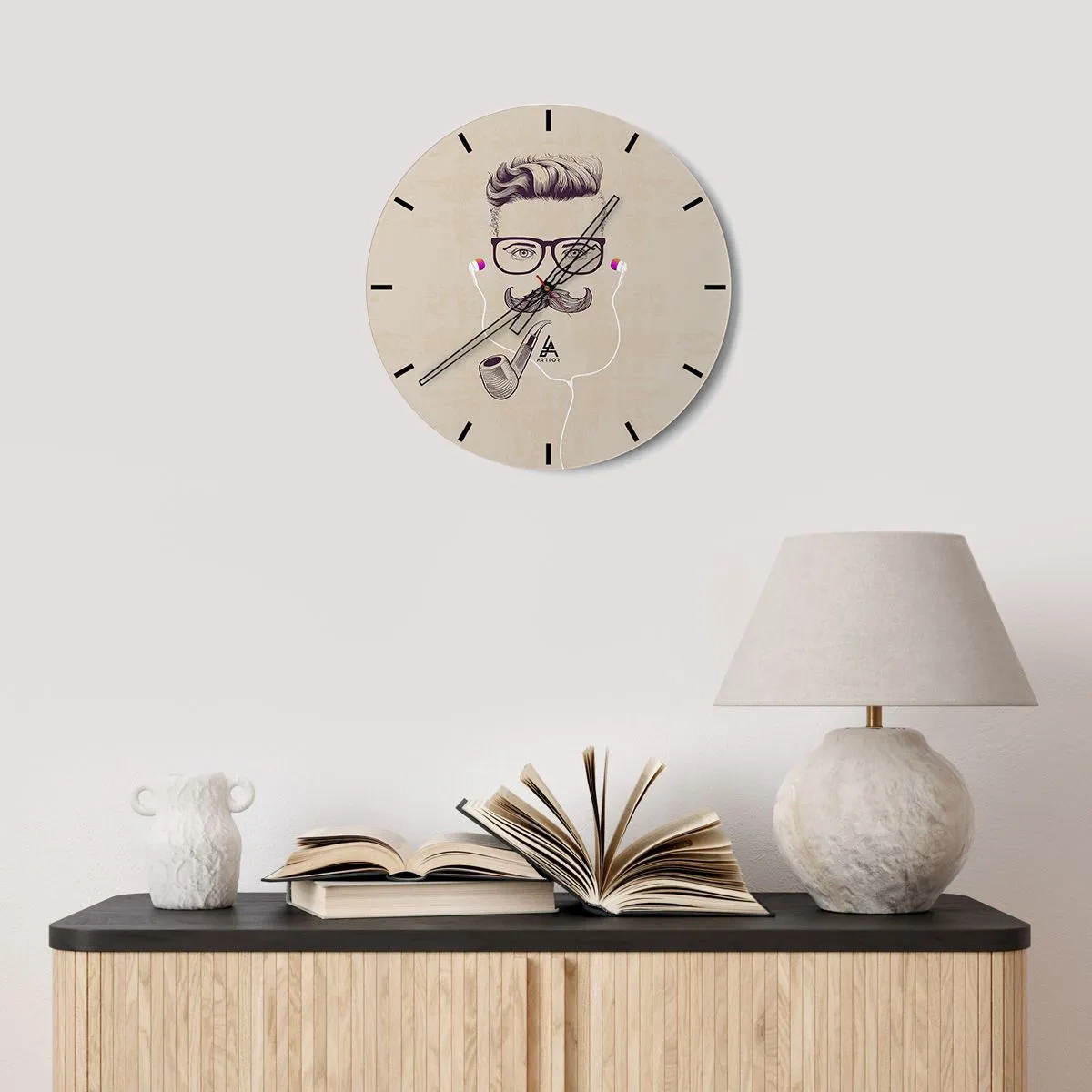 Väggklocka - Klocka på glas - Illustration av ett ansikte med mustasch, glasögon, pipa och hörlurar - 30x30cm - Riktig man? - Modern väggdekoration för vardagsrum, kök och sovrum ARTTOR