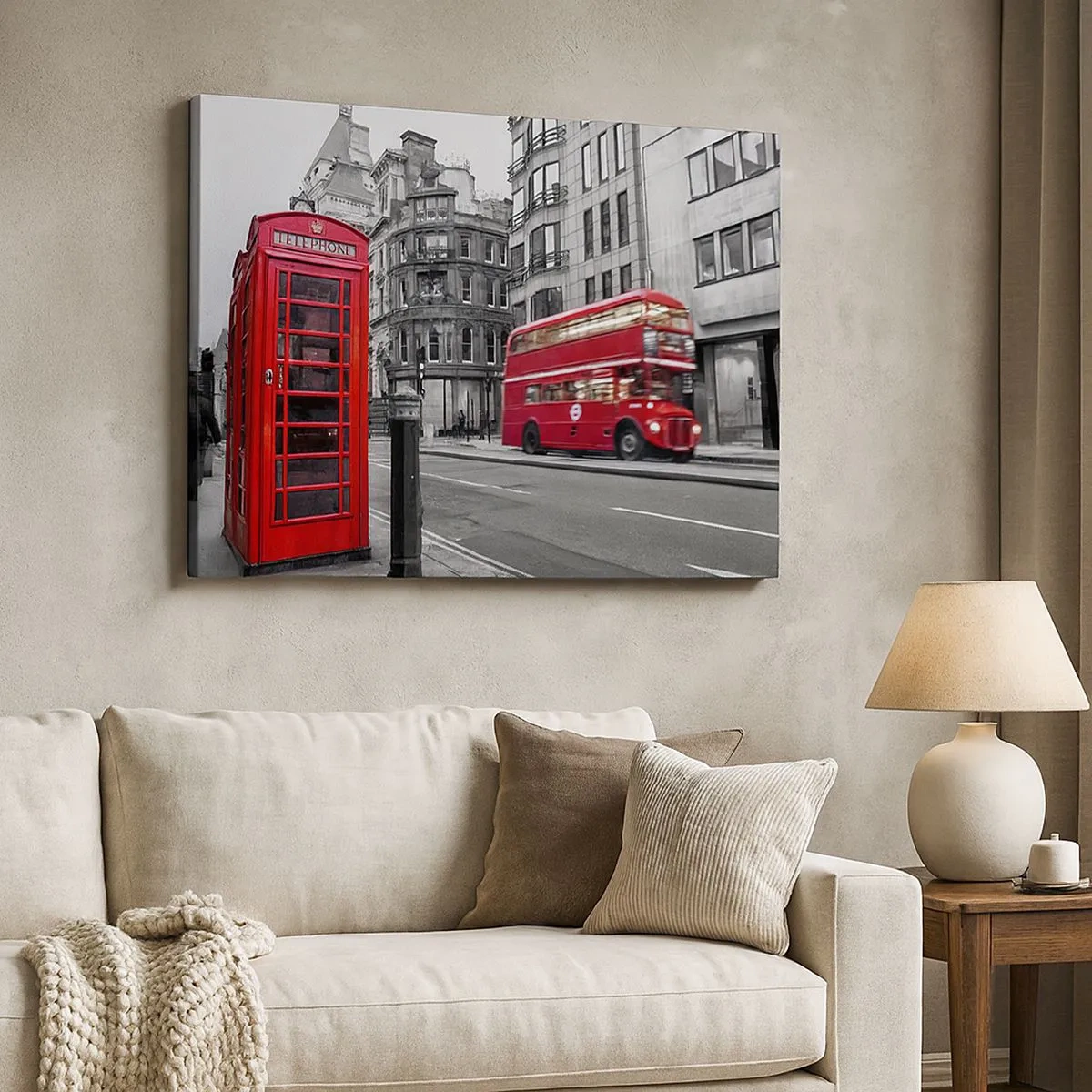 Canvastavla - Bild på duk - En röd telefonkiosk och en dubbeldäckarbuss i London med staden i bakgrunden - 70x50cm - Rödast i Europa - Modern väggdekoration för vardagsrum och sovrum ARTTOR