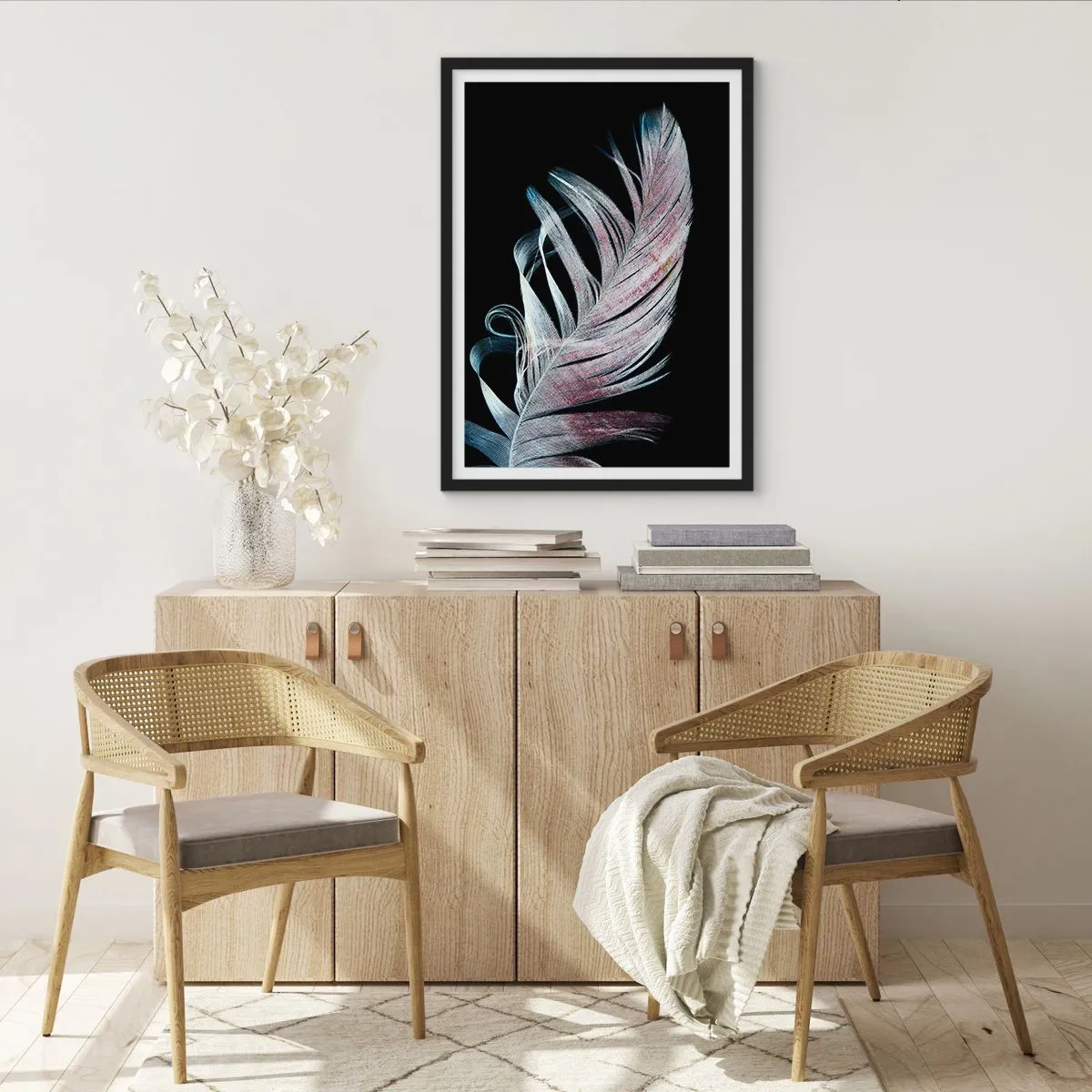 Affisch i svart ram - En fjäder i fina nyanser av rosa och blått mot svart bakgrund - 50x70cm - Tänk på smekning - Modern väggdekoration för vardagsrum och sovrum ARTTOR