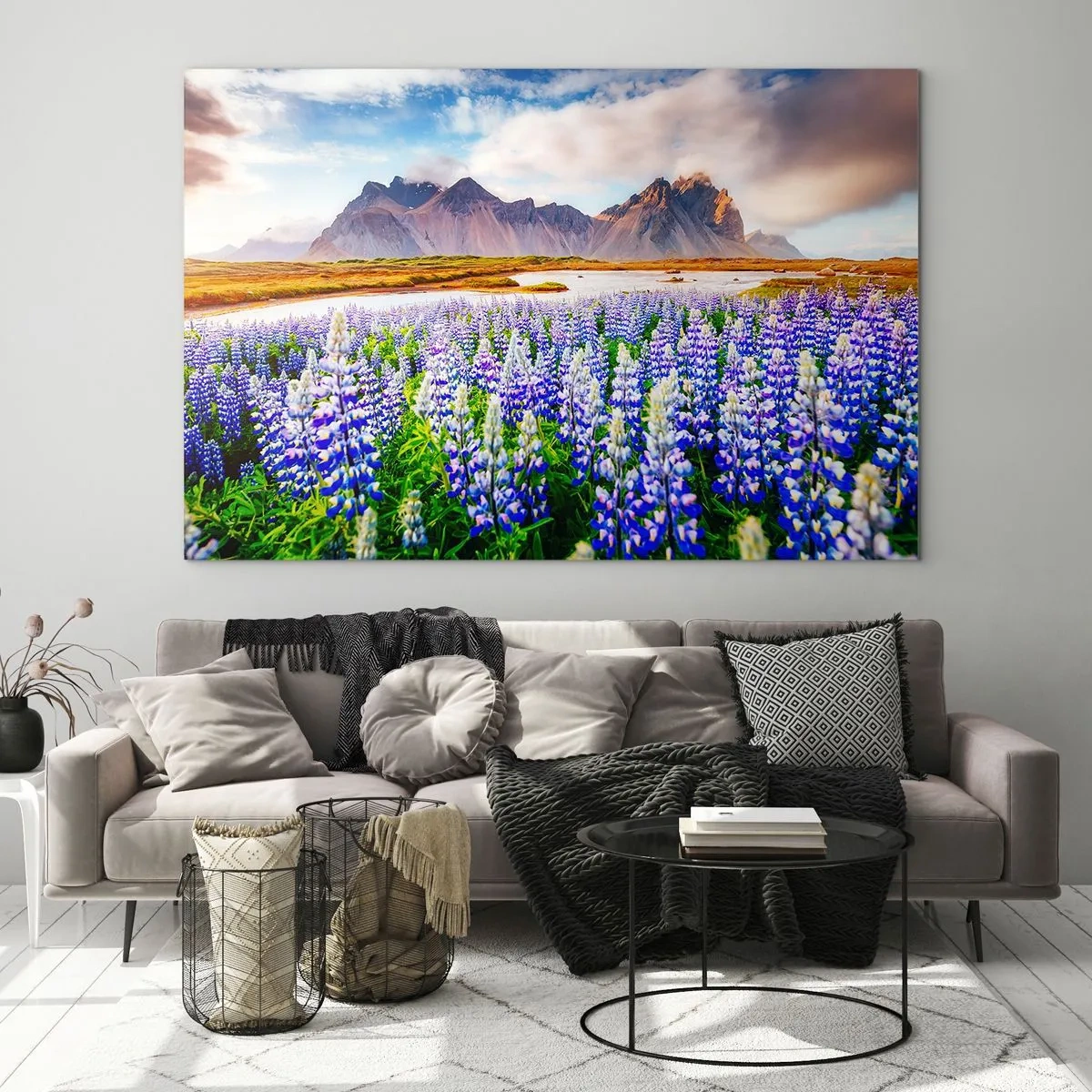 Glastavla - Bild på glas - Ett bergslandskap med en blommande äng och majestätiska toppar - 70x50cm - Styrka och stränghet bredvid mildhet - Modern väggdekoration för vardagsrum och sovrum ARTTOR
