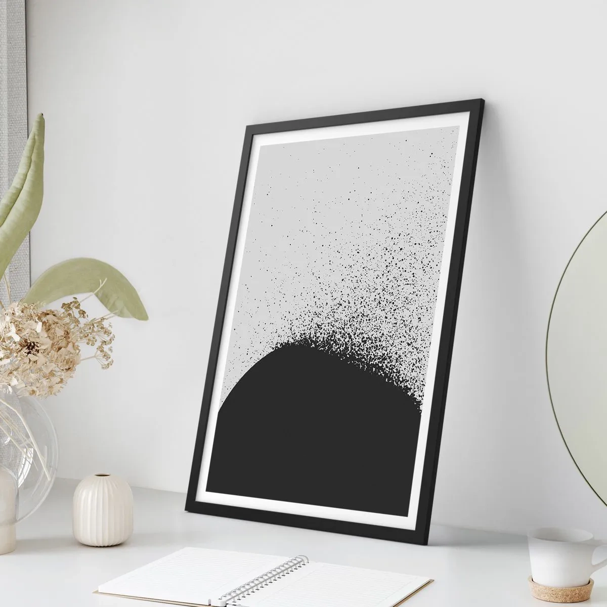 Affisch i svart ram - Minimalistisk abstraktion med en svart fläck på en ljus bakgrund - 50x70cm - Partiklarnas rörelse - Modern väggdekoration för vardagsrum och sovrum ARTTOR