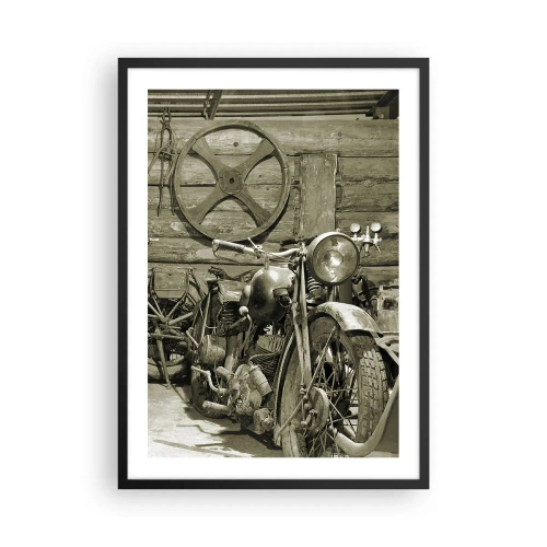Affisch i svart ram - En gammal motorcykel i ett träskjul med ett hjul i bakgrunden - 50x70cm - I onkel Lasses skjul - Modern väggdekoration för vardagsrum och sovrum ARTTOR