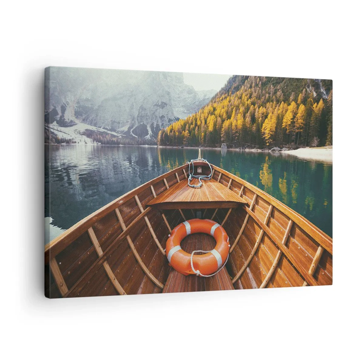 Canvastavla - Bild på duk - En träbåt på en bergsjö omgiven av skog - 70x50cm - Utflykt i fjällen - Modern väggdekoration för vardagsrum och sovrum ARTTOR