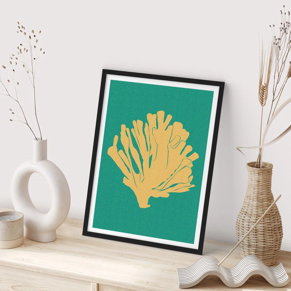 Affisch i svart ram - Gyllene korall på en turkos bakgrund - 50x70cm - En buske av undervattensskog - Modern väggdekoration för vardagsrum och sovrum ARTTOR