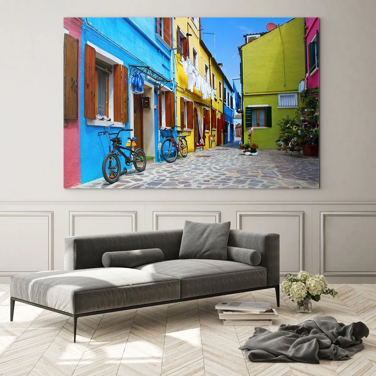 Glastavla - Bild på glas - En färgglad gata med cyklar och dekorerade hus - 70x50cm - Pastell, söt gränd - Modern väggdekoration för vardagsrum och sovrum ARTTOR