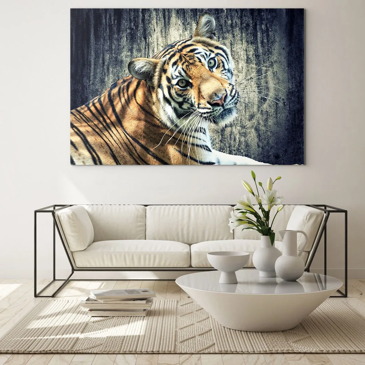 Glastavla - Bild på glas - En tiger i naturlig pose mot en rå vägg - 70x50cm - Porträtt i ljusstrålar - Modern väggdekoration för vardagsrum och sovrum ARTTOR
