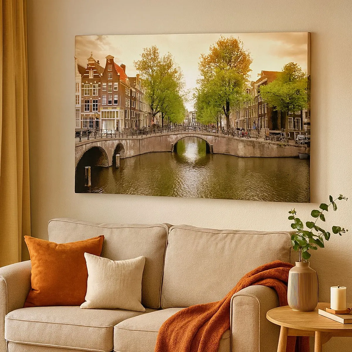Canvastavla - Bild på duk - En kanal i Amsterdam omgiven av historiska hyreshus - 70x50cm - Med båt eller cykel? - Modern väggdekoration för vardagsrum och sovrum ARTTOR