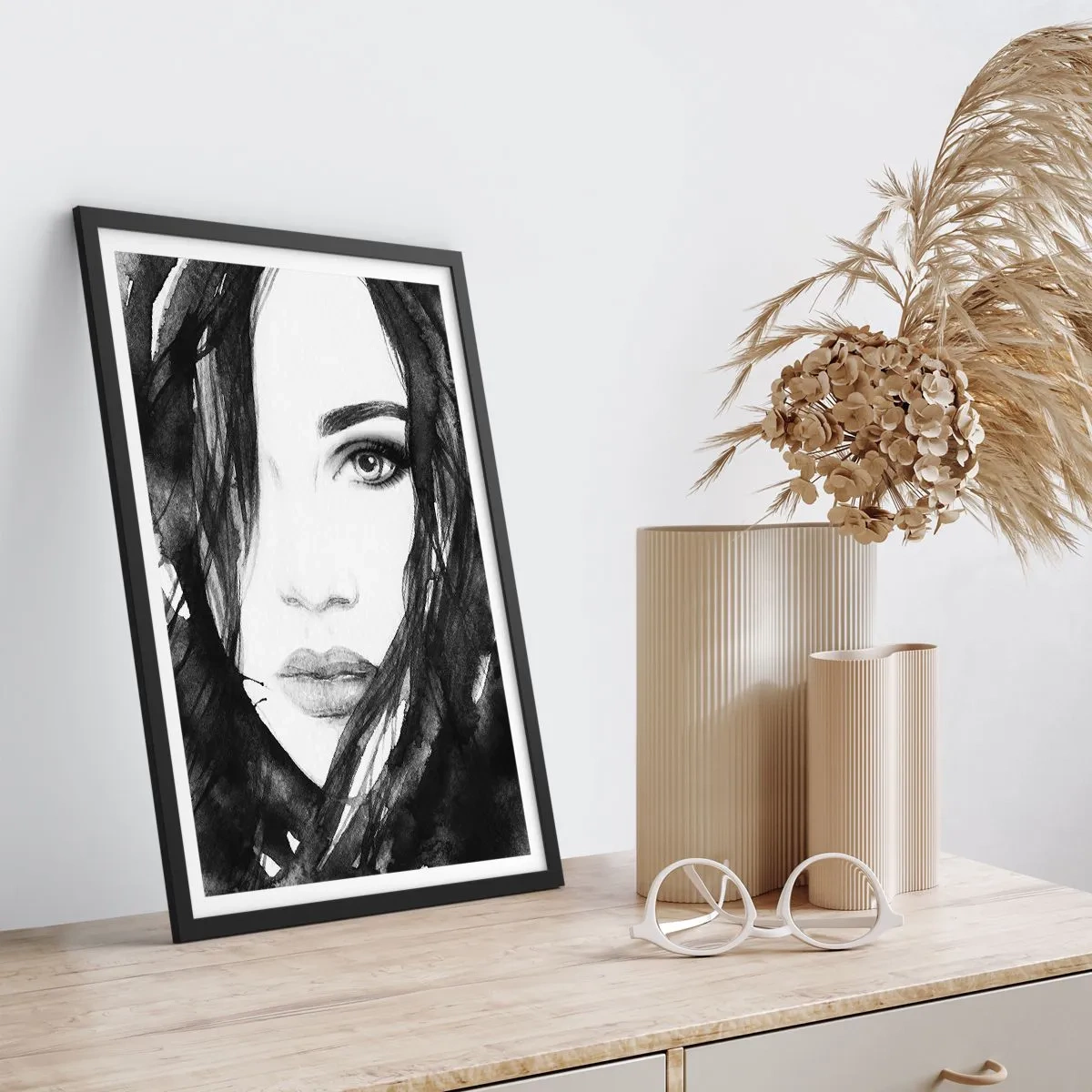 Affisch i svart ram - Svartvit akvarell av en kvinnas ansikte - 50x70cm - En damportätt i svart och vit - Modern väggdekoration för vardagsrum och sovrum ARTTOR