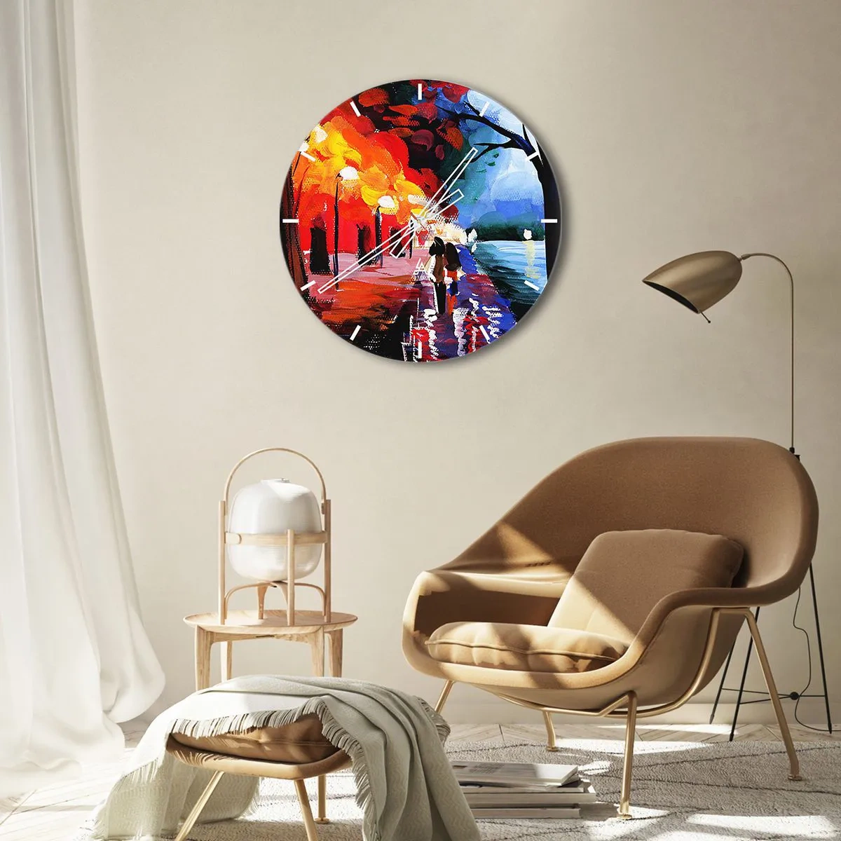 Väggklocka - Klocka på glas - Ett färgstarkt landskap med ett par som går i ljuset från en gatlykta. - 30x30cm - Brinnande höst i parken - Modern väggdekoration för vardagsrum, kök och sovrum ARTTOR