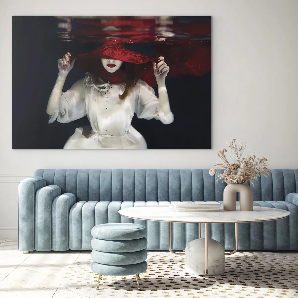Glastavla - Bild på glas - Kvinna i en röd hatt under vattnet - 70x50cm - Konstig fru - Modern väggdekoration för vardagsrum och sovrum ARTTOR