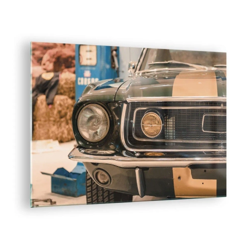 Glastavla - Bild på glas - Närbild av en klassisk bil, Mustang, i en verkstad - 70x50cm - Ett möte med legenden - Modern väggdekoration för vardagsrum och sovrum ARTTOR