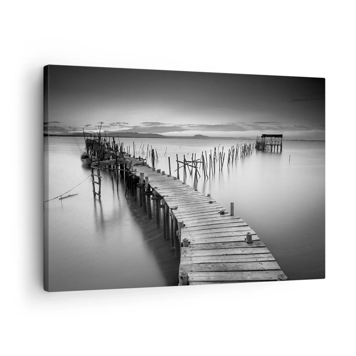 Canvastavla - Bild på duk - En träbrygga vid en lugn sjö i grå nyanser - 70x50cm - Den glömda strandens ro - Modern väggdekoration för vardagsrum och sovrum ARTTOR