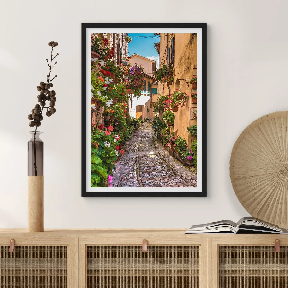 Affisch i svart ram - En charmig gata med blommor och en kullerstensstig på en solig dag - 50x70cm - Italiensk gränd - Modern väggdekoration för vardagsrum och sovrum ARTTOR