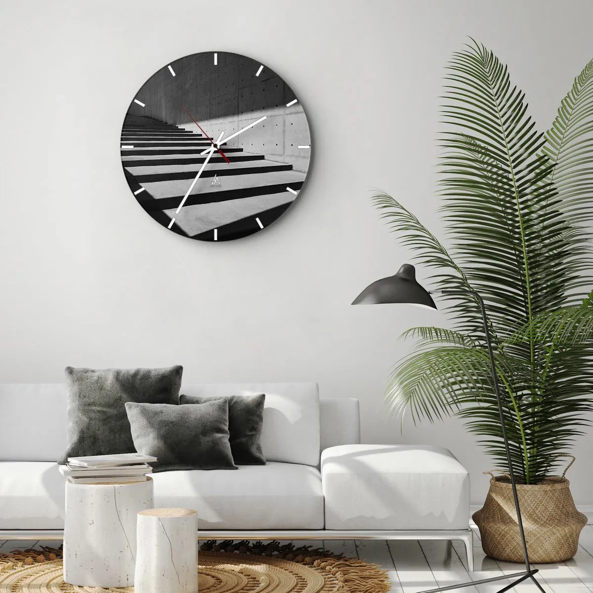Väggklocka - Klocka på glas - Svartvitt perspektiv av betongtrappor och vägg - 30x30cm - Modernismens råa skönhet - Modern väggdekoration för vardagsrum, kök och sovrum ARTTOR