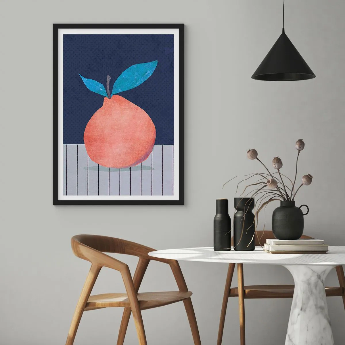 Affisch i svart ram - En minimalistisk illustration av en apelsin på en marinblå bakgrund - 50x70cm - Konvexitet och planhet - Modern väggdekoration för vardagsrum och sovrum ARTTOR