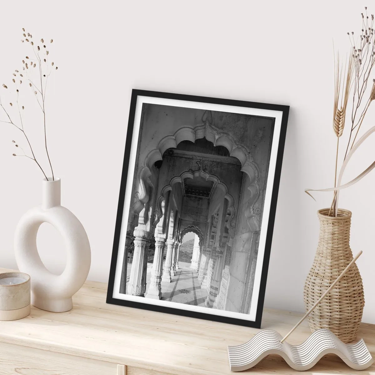 Affisch i svart ram - Svartvitt fotografi av arkitektur med pelare - 50x70cm - Det är här berättelserna från öst utspelar sig - Modern väggdekoration för vardagsrum och sovrum ARTTOR