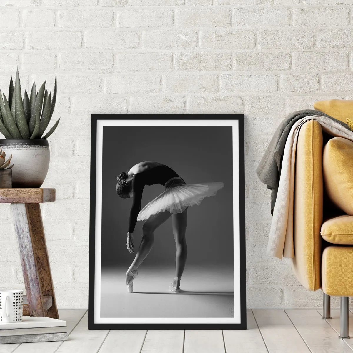 Affisch i svart ram - En ballerina i en svartvit komposition i en elegant pose - 50x70cm - Bella ballerina - Modern väggdekoration för vardagsrum och sovrum ARTTOR