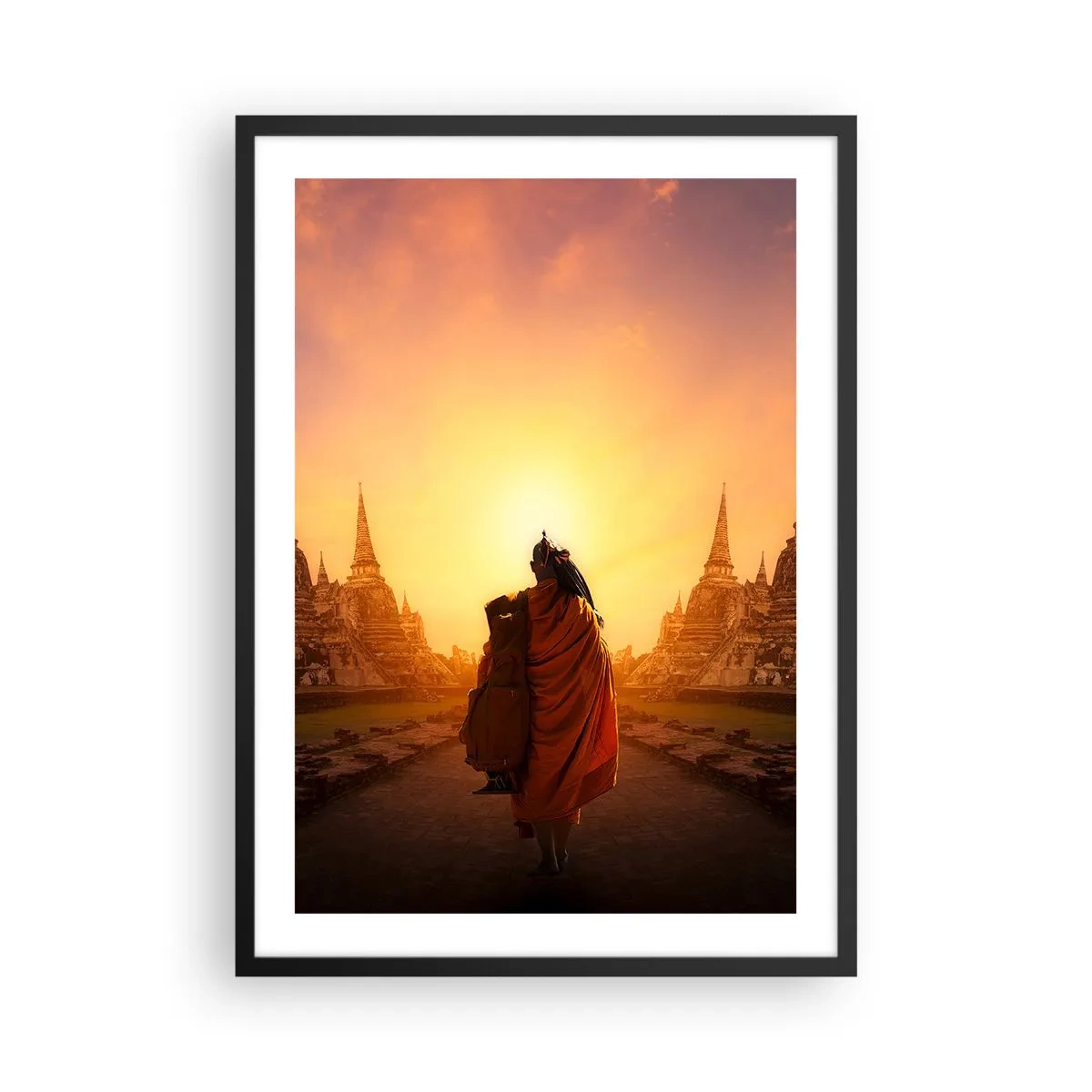 Affisch i svart ram - En buddhistisk munk i den uppgående solens strålar - 50x70cm - I lugn genom evigheten - Modern väggdekoration för vardagsrum och sovrum ARTTOR