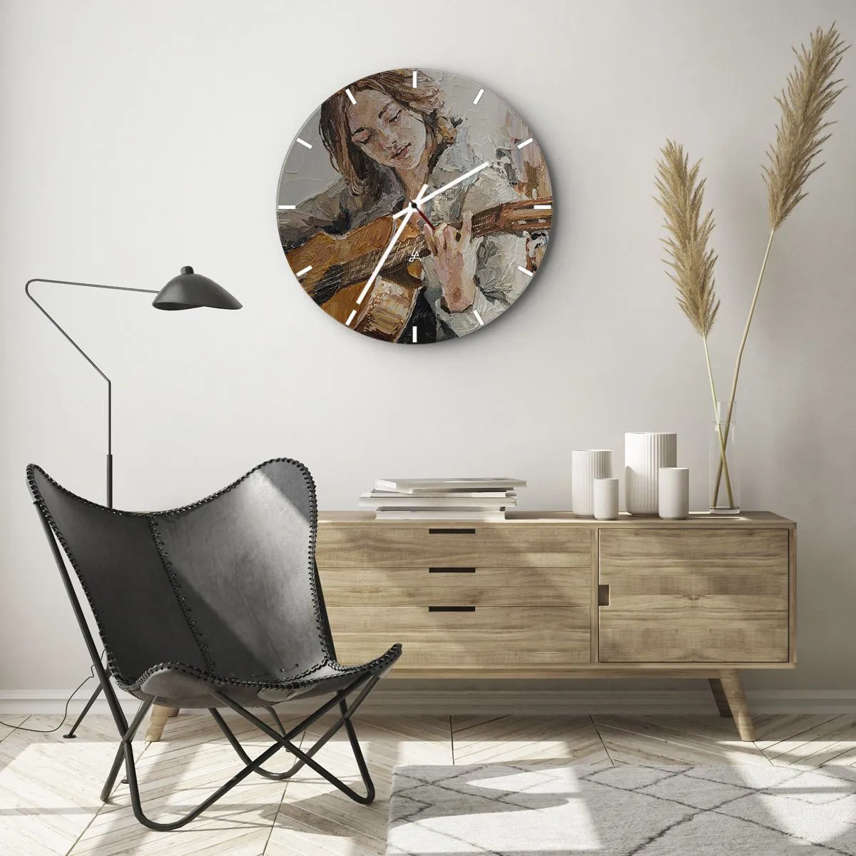 Väggklocka - Klocka på glas - Porträtt av en kvinna som spelar gitarr i målerisk stil - 30x30cm - Konsert för gitarr och en flickas hjärta - Modern väggdekoration för vardagsrum, kök och sovrum ARTTOR