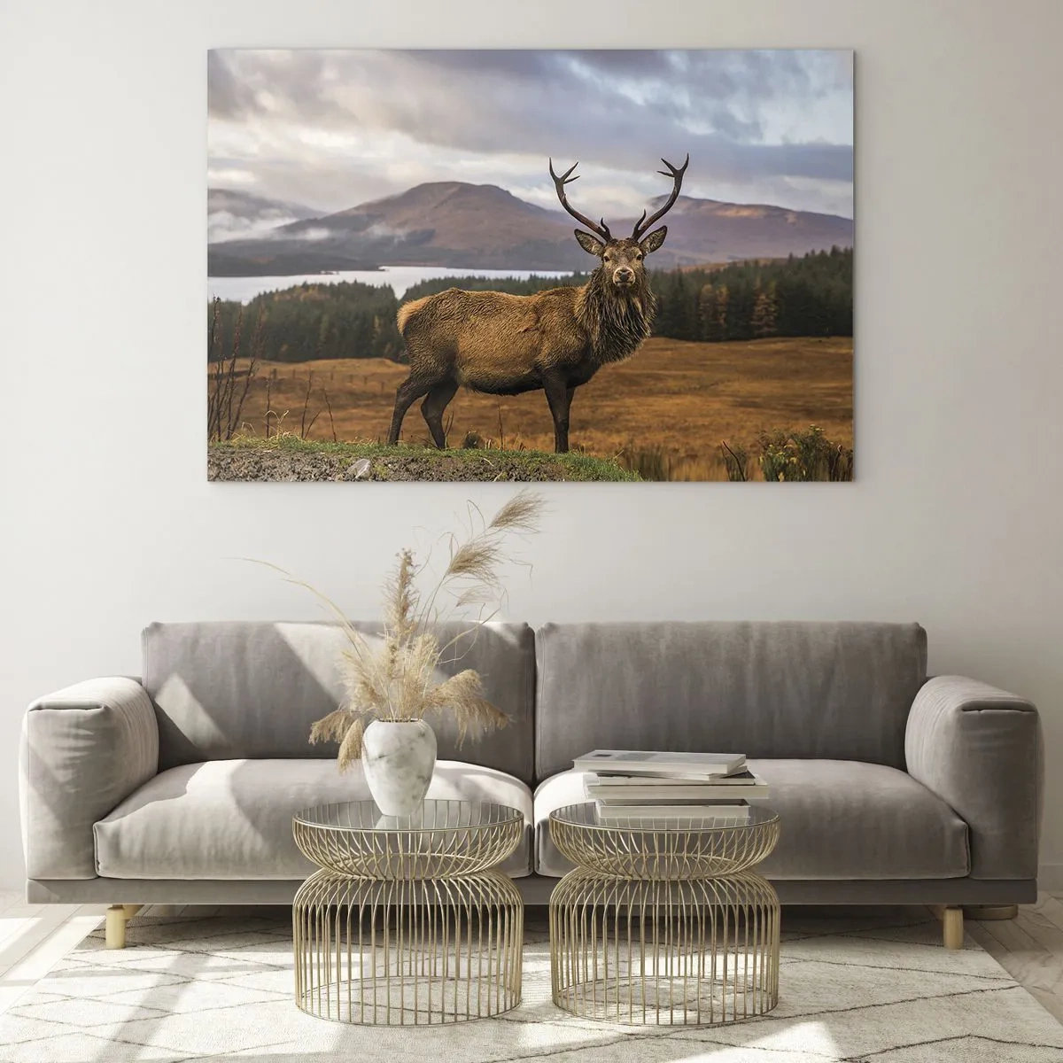 Glastavla - Bild på glas - Hjort mot bakgrund av pittoreska berg och skog - 70x50cm - Naturens majestät - Modern väggdekoration för vardagsrum och sovrum ARTTOR