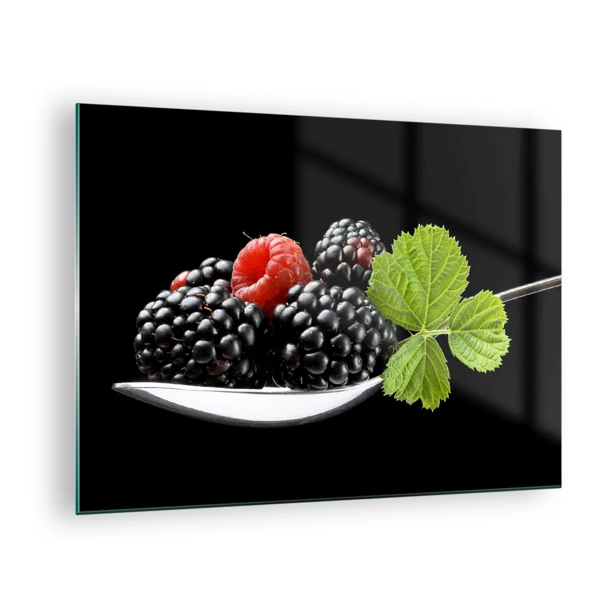 Glastavla - Bild på glas - Hallon och björnbär på en sked med ett grönt blad på svart bakgrund - 70x50cm - Fräschhetens smak - Modern väggdekoration för vardagsrum och sovrum ARTTOR