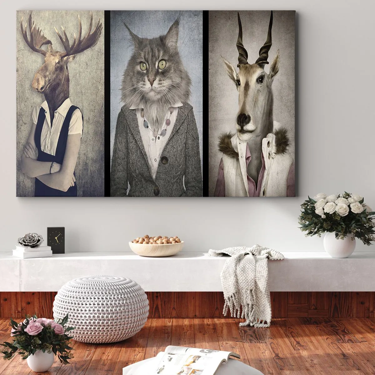 Canvastavla - Bild på duk - En triptyk med djurfigurer i eleganta kläder mot en stiliserad bakgrund - 70x50cm - Päls är på modet igen - Modern väggdekoration för vardagsrum och sovrum ARTTOR