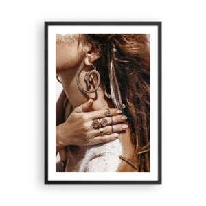 Affisch i svart ram - Detalj av smycken på sandig läderbakgrund - 50x70cm - Vilda strandens drottning - Modern väggdekoration för vardagsrum och sovrum ARTTOR
