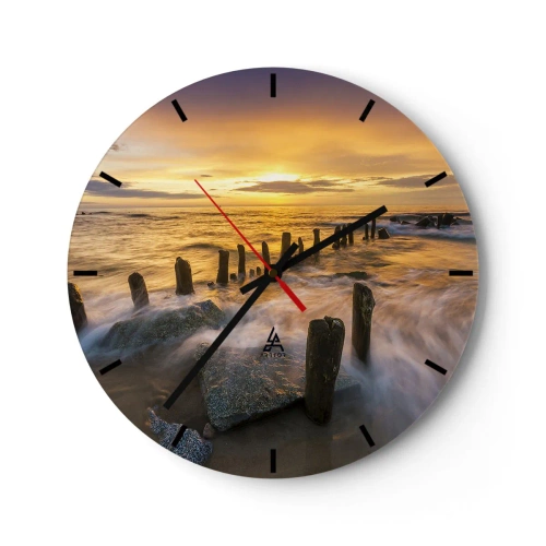 Väggklocka - Klocka på glas - Solnedgång över havet med trästolpar på stranden - 30x30cm - Östersjöns råa skönhet - Modern väggdekoration för vardagsrum, kök och sovrum ARTTOR