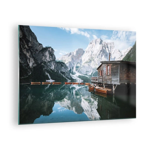 Glastavla - Bild på glas - Trähus och båtar på en lugn sjö i bergen - 70x50cm - Kristallklar fjällmorgon - Modern väggdekoration för vardagsrum och sovrum ARTTOR