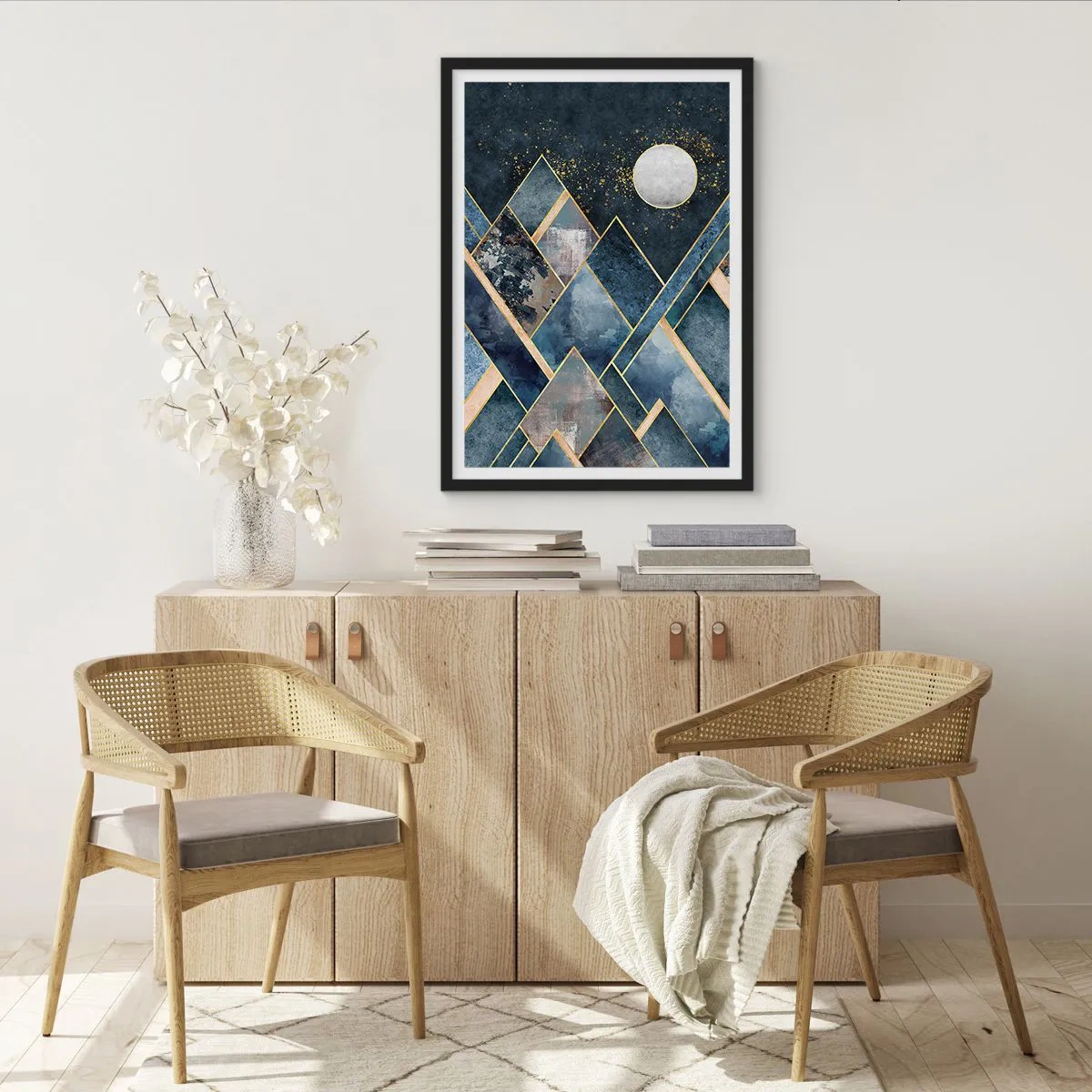 Affisch i svart ram - Geometriska berg i nyanser av marinblått och guld - 50x70cm - Geometriskt landskap - Modern väggdekoration för vardagsrum och sovrum ARTTOR