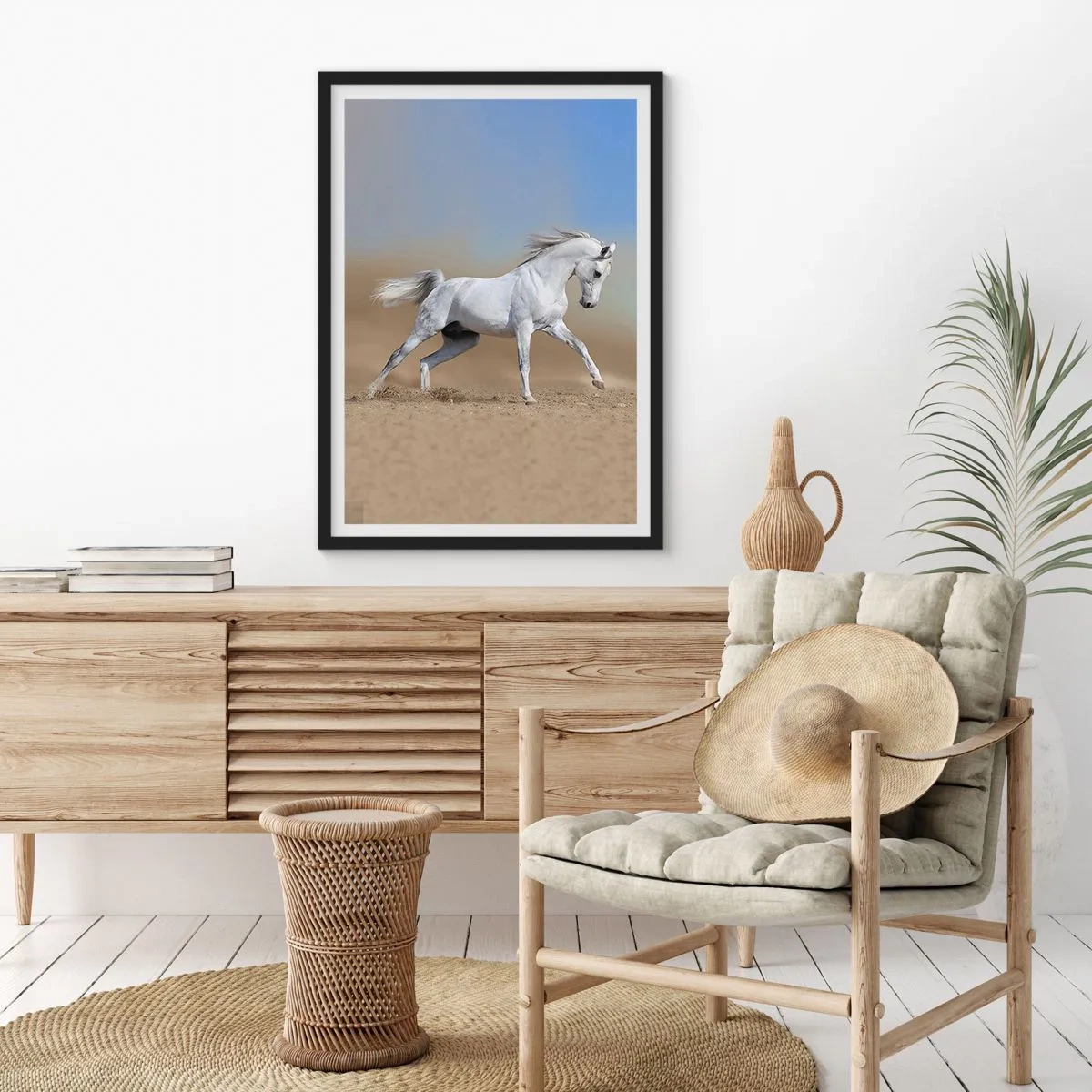 Affisch i svart ram - En vit häst galopperar mot en ökenbakgrund - 50x70cm - Den vackraste arabiska sagan - Modern väggdekoration för vardagsrum och sovrum ARTTOR