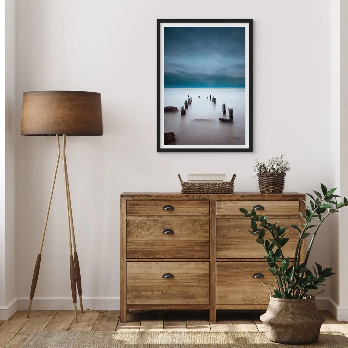 Affisch i svart ram - En stämningsfull utsikt över träpålar i vattnet - 50x70cm - Fundersam sjö - Modern väggdekoration för vardagsrum och sovrum ARTTOR
