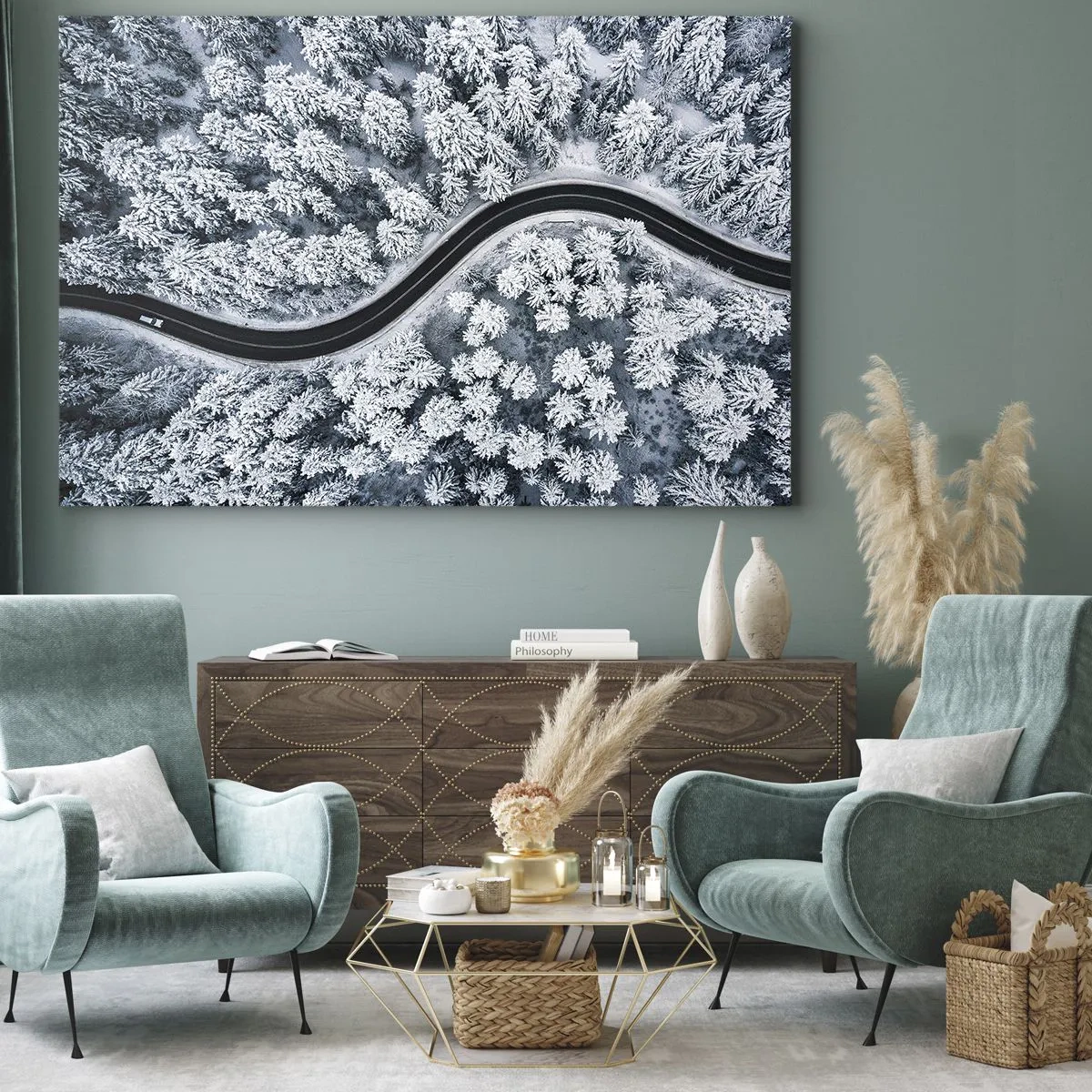 Canvastavla - Bild på duk - En fågelperspektiv av en slingrande väg i en vinterskog - 70x50cm - Genom vinterskogen - Modern väggdekoration för vardagsrum och sovrum ARTTOR