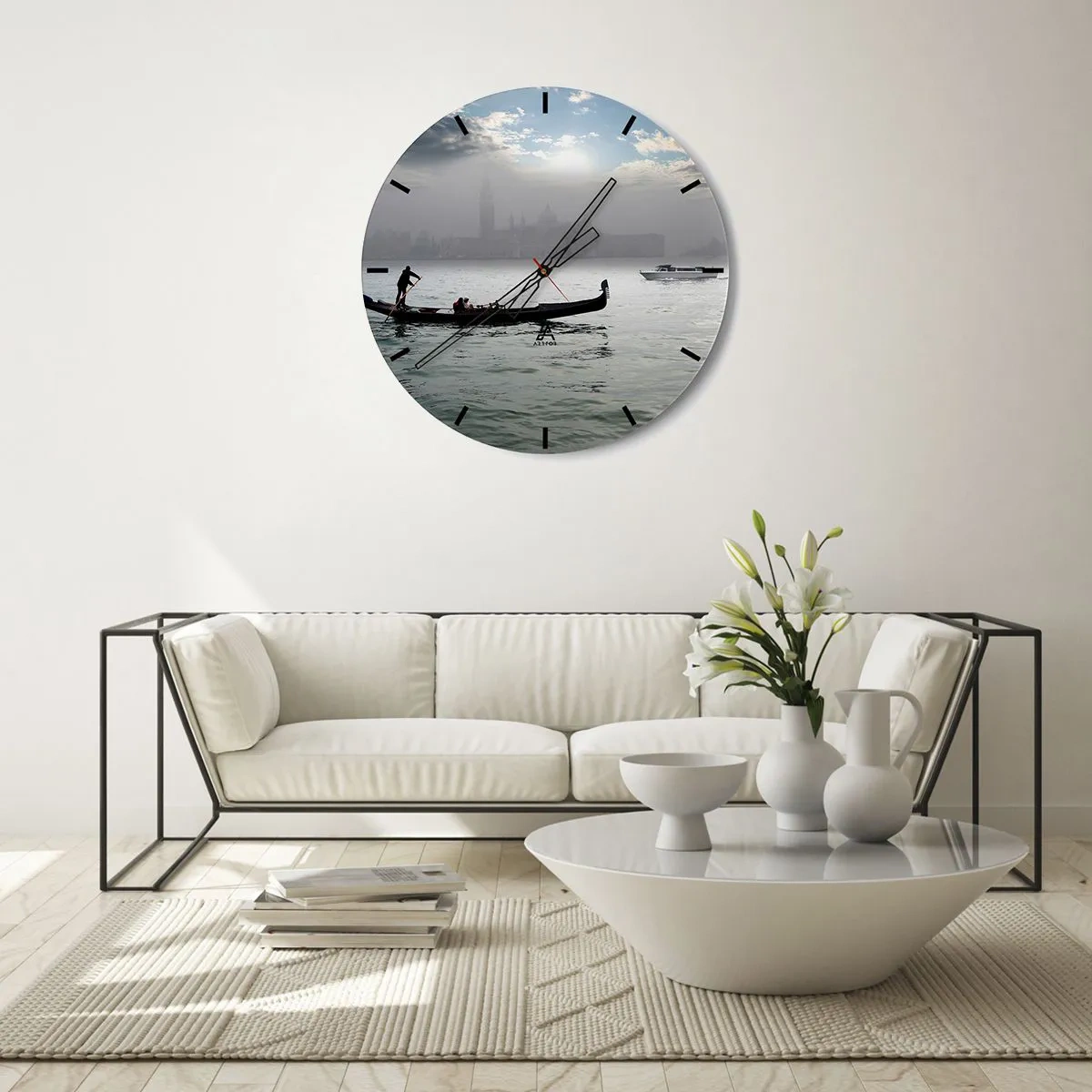 Väggklocka - Klocka på glas - En gondol på lugnt vatten med ett dimmigt landskap i bakgrunden - 30x30cm - Sagostad ur vatten och dimma - Modern väggdekoration för vardagsrum, kök och sovrum ARTTOR
