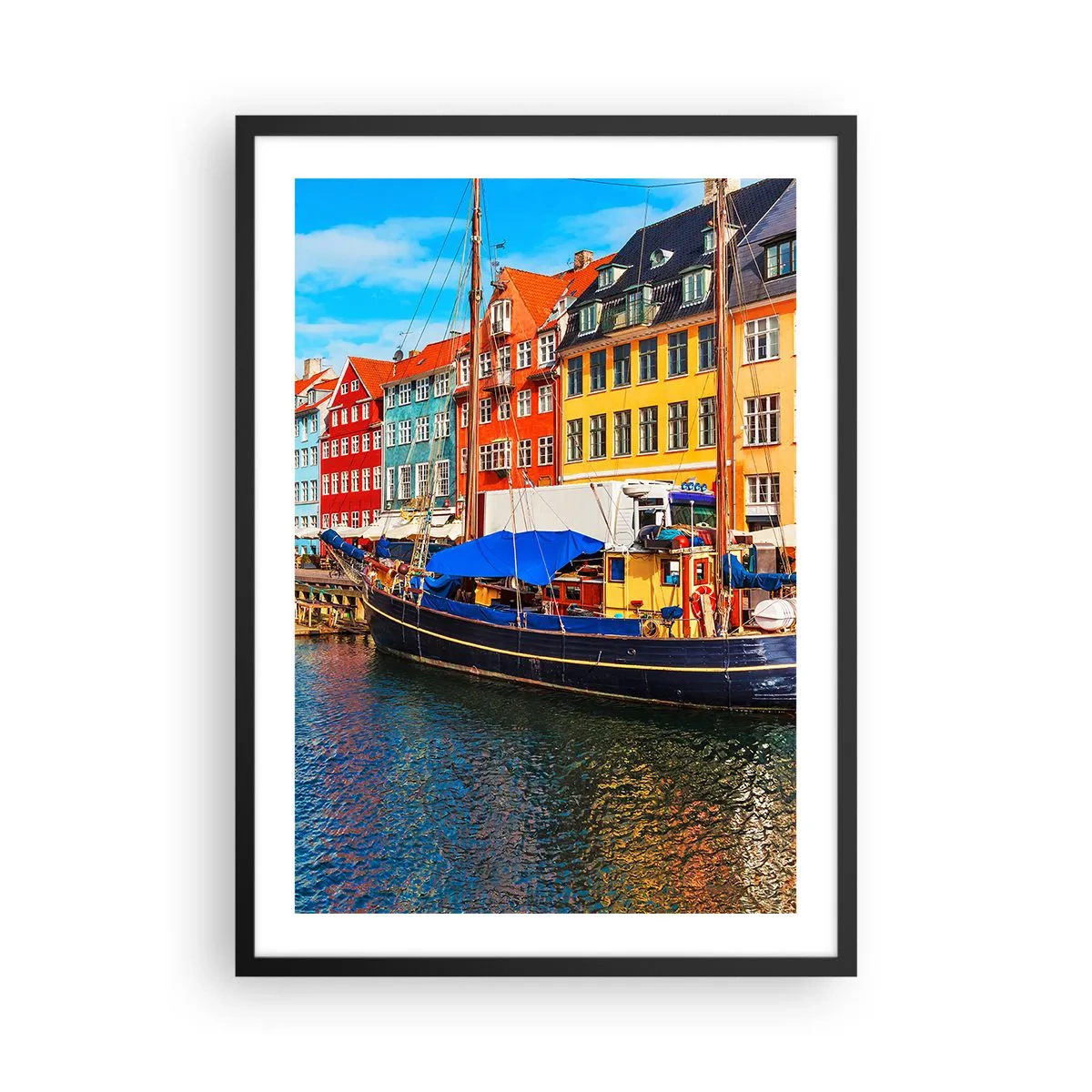 Affisch i svart ram - Färgglada hyreshus vid en kanal med en båt - 50x70cm - Glad kaj - Modern väggdekoration för vardagsrum och sovrum ARTTOR