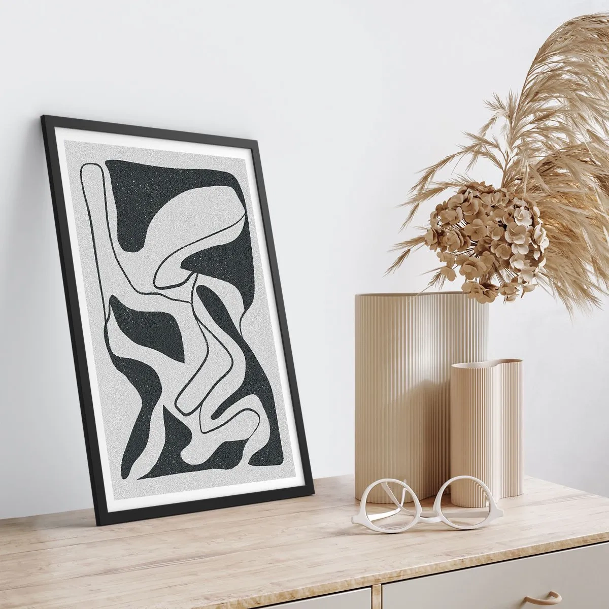 Affisch i svart ram - Svartvit abstraktion med organiska former - 50x70cm - Abstrakt lek i en labyrint - Modern väggdekoration för vardagsrum och sovrum ARTTOR
