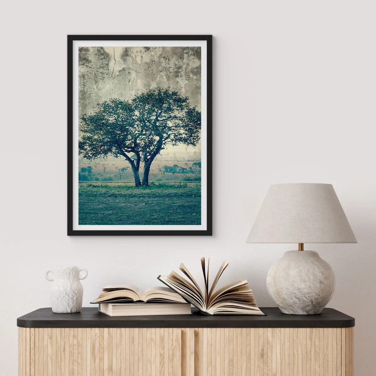 Affisch i svart ram - Ett ensamt träd i ett lantligt landskap - 50x70cm - Äppelträd på blå betesmark? - Modern väggdekoration för vardagsrum och sovrum ARTTOR