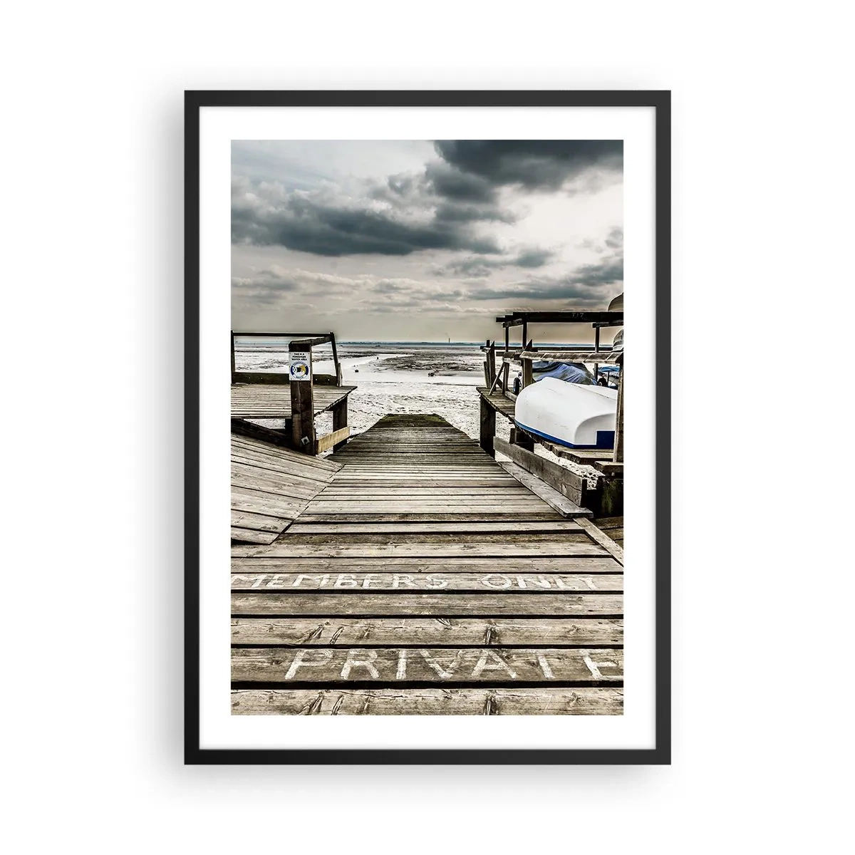 Affisch i svart ram - Träbrygga över havet - 50x70cm - Stranden i norr - Modern väggdekoration för vardagsrum och sovrum ARTTOR