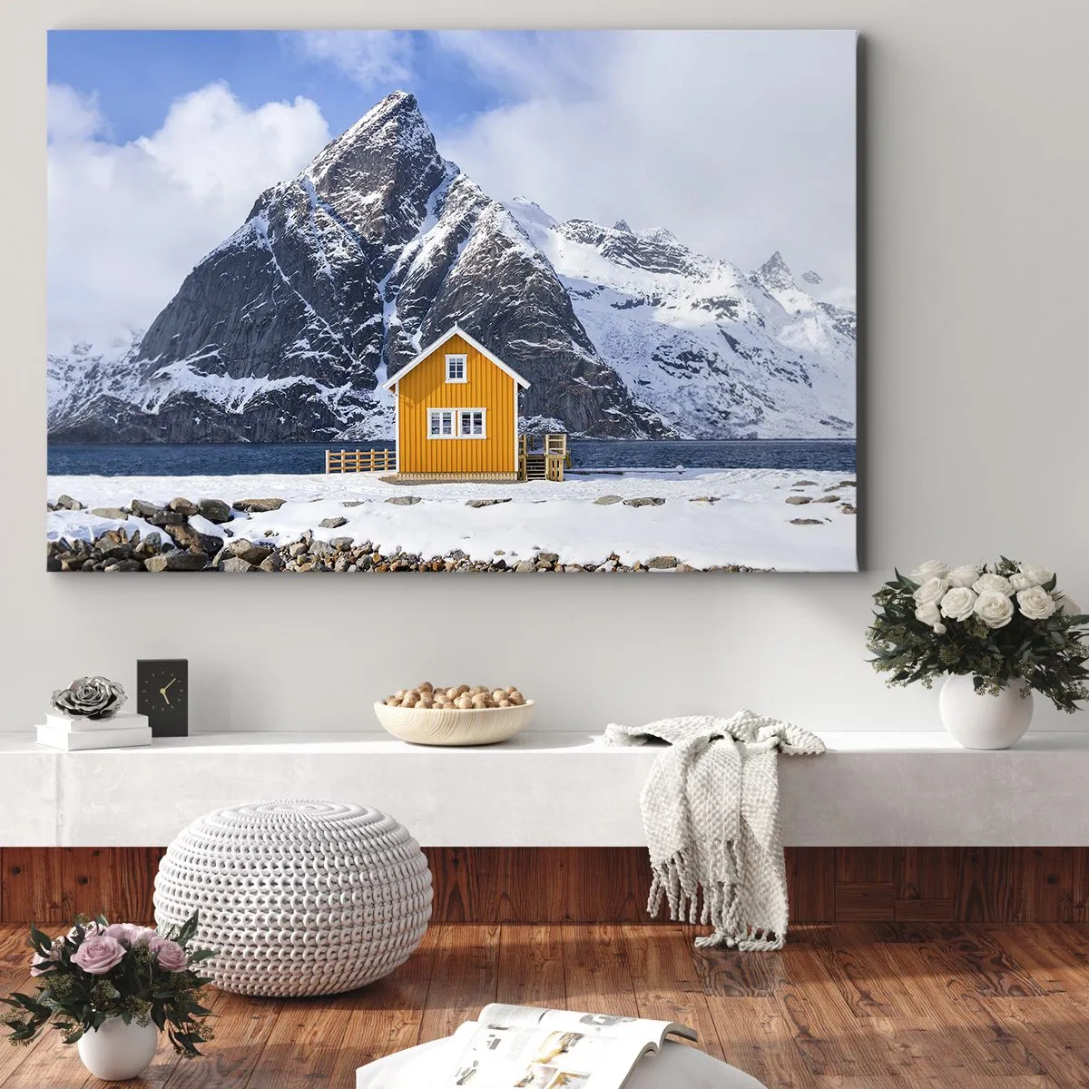 Canvastavla - Bild på duk - Ett gult hus mot bakgrund av snötäckta berg och havet - 70x50cm - Skandinavisk semester - Modern väggdekoration för vardagsrum och sovrum ARTTOR