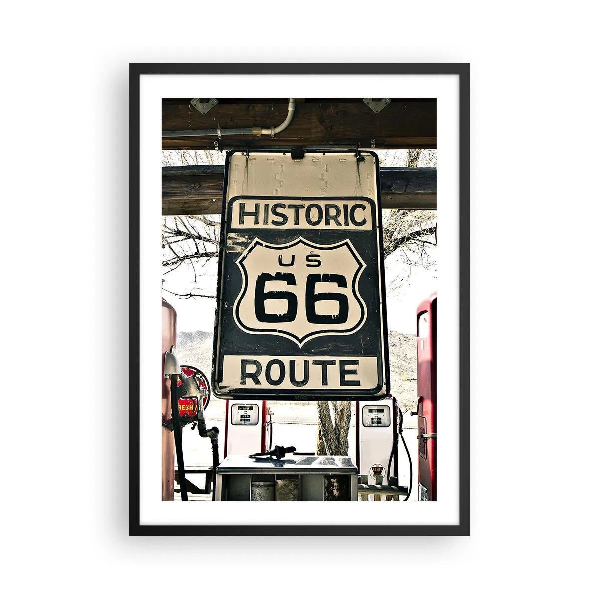 Affisch i svart ram - Route 66-skylt framför en bensinstation - 50x70cm - Amerikansk retroresa - Modern väggdekoration för vardagsrum och sovrum ARTTOR