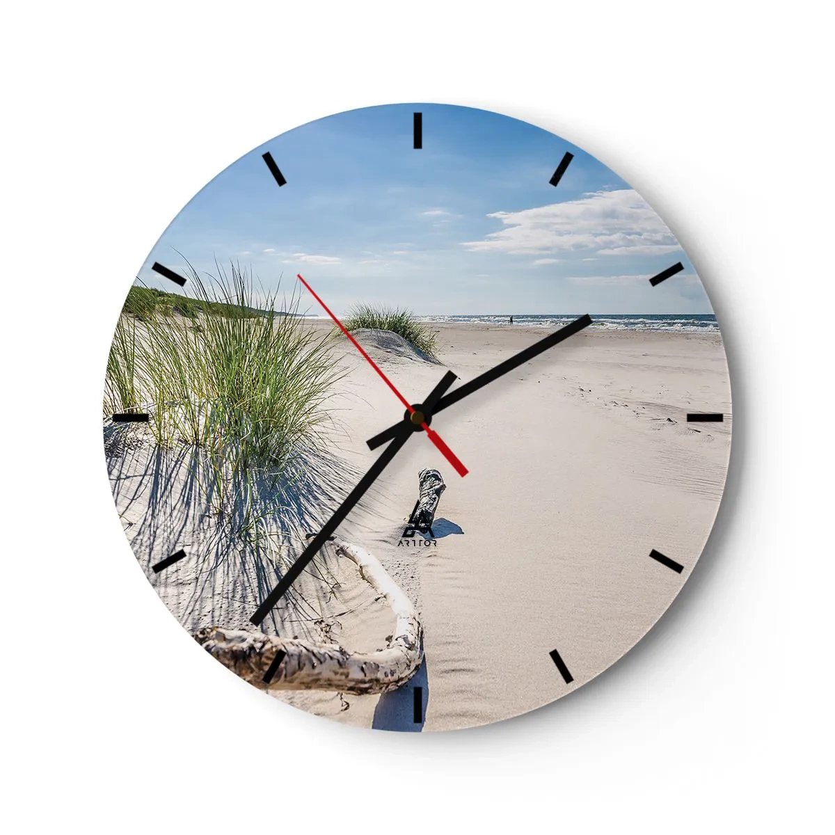 Väggklocka - Klocka på glas - En strand med sand, gräs och havsutsikt på en solig dag - 30x30cm - Vackrast? Östersjöstrand - Modern väggdekoration för vardagsrum, kök och sovrum ARTTOR
