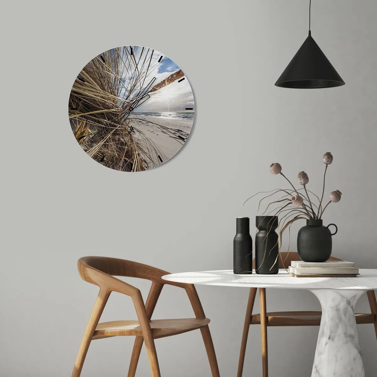 Väggklocka - Klocka på glas - Strandlandskap med utsikt över havet genom gräset - 30x30cm - Elementens möte - Modern väggdekoration för vardagsrum, kök och sovrum ARTTOR